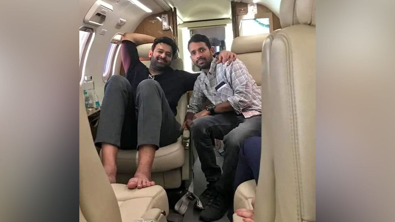 দক্ষিণের অন্যতম সুপারহিট সিনেমা 'বাহুবলী' খ্যাত অভিনেতা প্রভাসের জনপ্রিয়তা রয়েছে গোটা বিশ্ব জুড়ে। সাফল্যে ভরা তাঁর কেরিয়ার। বিলাসবহুল জীবনযাপন তাঁর। নিজস্ব বিমানে করে ঘুরে বেড়ান প্রভাস। 