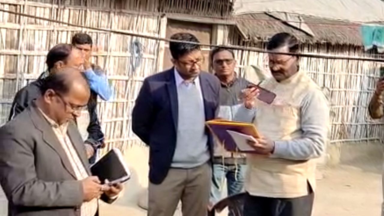 Awas Yojana: আবাস যোজনার তালিকায় এ কার নাম? তদন্ত করতেই চক্ষু চড়কগাছ কেন্দ্রীয় দলের Awas Yojana: আবাস যোজনার তালিকায় এ কার নাম? তদন্ত করতেই চক্ষু চড়কগাছ কেন্দ্রীয় দলের
