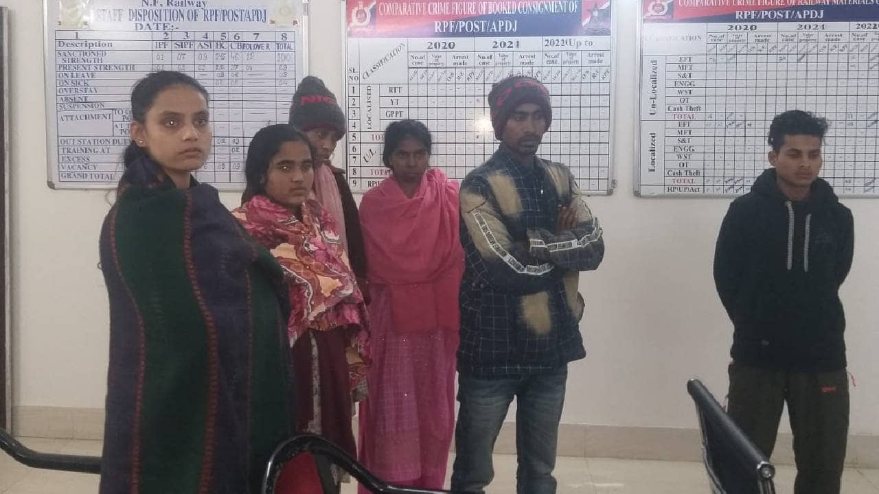 RPF : রাতের স্টেশনে সন্দেহজনকভাবে ঘোরাঘুরি একদল যুবক-যুবতীর, জিজ্ঞাসাবাদ করতেই অবাক RPF