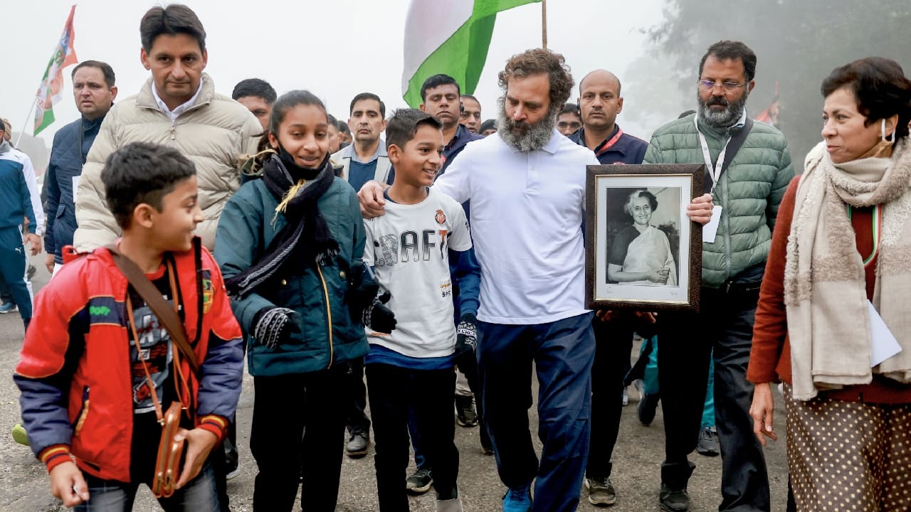 রাহুল গান্ধী বলেন, "আসলে রাহুল গান্ধী আপনাদের মনে রয়েছে। আমার মাথায় নেইই। রাহুল গান্ধী বিজেপির মাথায় আছে। আমার মাথায় নেই।"