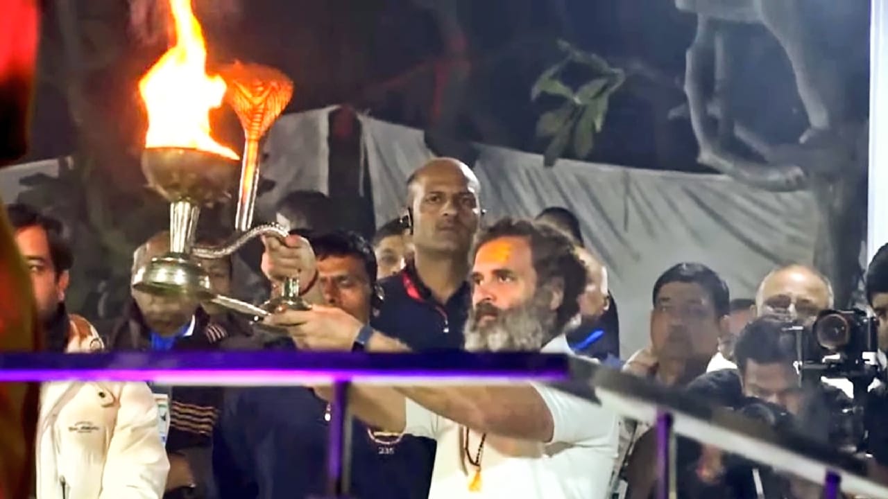 তিনি বলেন, "আমার কথা আপনারা বুঝতে পারছেন না। একটু হিন্দু ধর্ম সম্পর্কে পড়োশোনা করুন। শিবজি সম্পর্কে একটু পড়াশোনা করুন, সব বুঝতে পারবেন। এভাবে ঘাবড়ে যাবেন না।" 