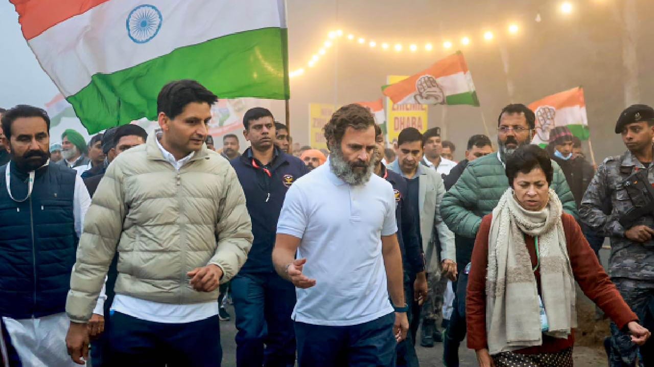 কংগ্রেস নেতা বলেন, "যে রাহুল গান্ধীর ছবি আপনাদের মস্তিষ্কে রয়েছে, তাকে আমি মেরে ফেলেছি। আমার মনে তার কোনও জায়গাই নেই। চলে গিয়েছে সে, চলে গিয়েছে। যে ব্যক্তিকে আপনারা দেখছেন তিনি রাহুল গান্ধী নন। সে আপনাদের দিকে তাকিয়ে আছে।"