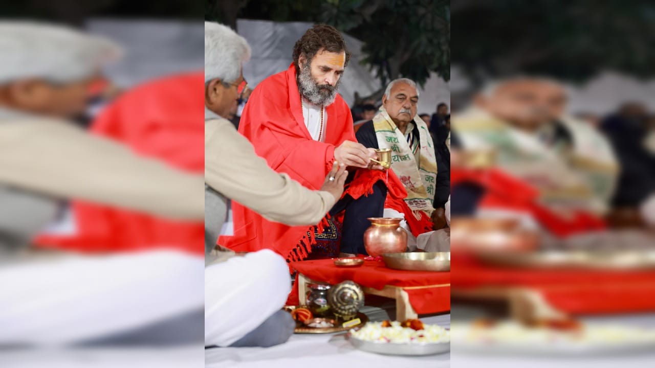 রাহুলের এই মন্তব্যে স্বাভাবিকভাবেই উপস্থিত সাংবাদিকরা অবাক হয়ে যান। রাহুল তাঁদের হিন্দুধর্ম এবং ভগবান শিবকে নিয়ে পড়াশোনা করতে বলেন। তাহলেই তাঁর কথার মর্ম ধরতে পারবেন তাঁরা।