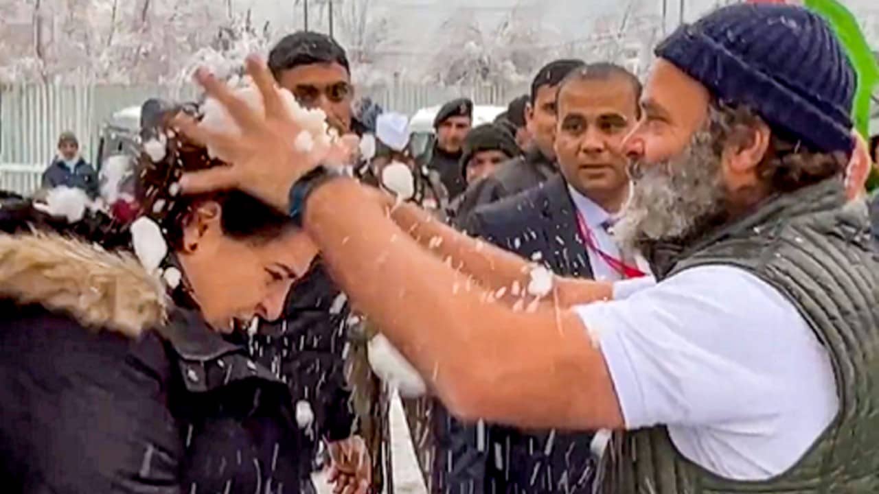 Watch Video: বরফ খেলায় মাতলেন ভাই-বোন, খুনসুটির ভিডিয়ো পোস্ট করলেন খোদ রাহুল