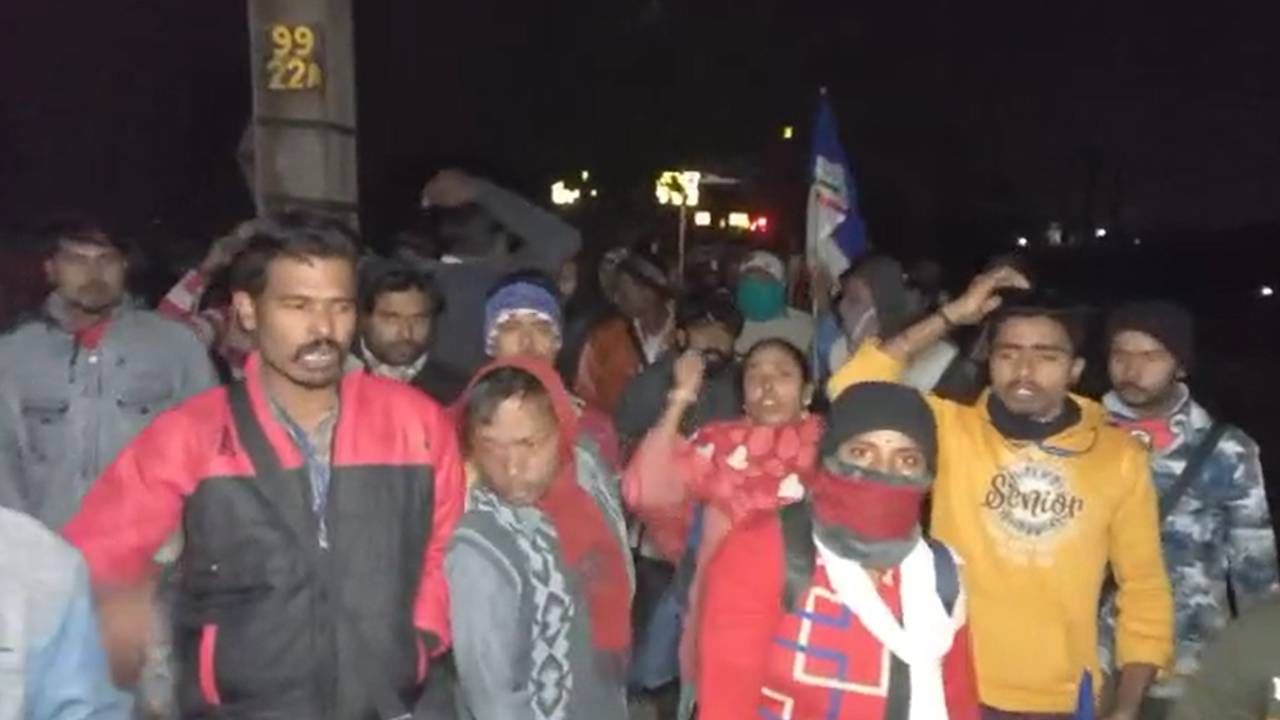 Rail Blockade : মিথ্যা মামলায় ফাঁসাচ্ছে আরপিএফ, অভিযোগ তুলে গাংপুরে রেল অবরোধ হকারদের, আটকে গেল রাজধানী