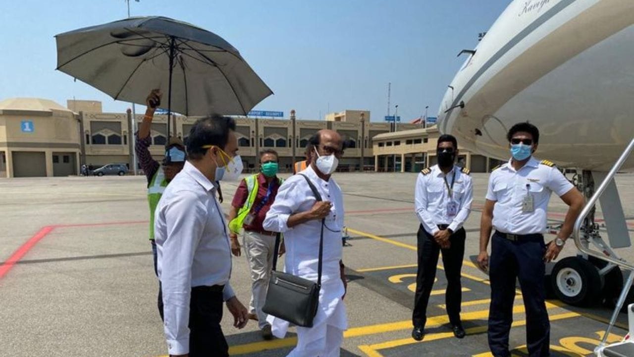 অনেক তারকার মধ্যেই বিলাসবহুল গাড়ি কিংবা বাড়ির শখ দেখা যায়। তবে দক্ষিণী তারকাদের মধ্যে আবার নিজস্ব বিমানের কেনার হিড়িক রয়েছে। দক্ষিণের থালাইবা রজনীকান্তের নিজস্ব বিমান রয়েছে এ কথা প্রায় সকলের জানা। তবে দক্ষিণের আরও বেশ কিছু তারকাও প্রাইভেট জেট নিয়ে আকাশ পথে চষে বেড়ান। কোন তারকারা রয়েছে এই তালিকায়? আসুন দেখেনি....