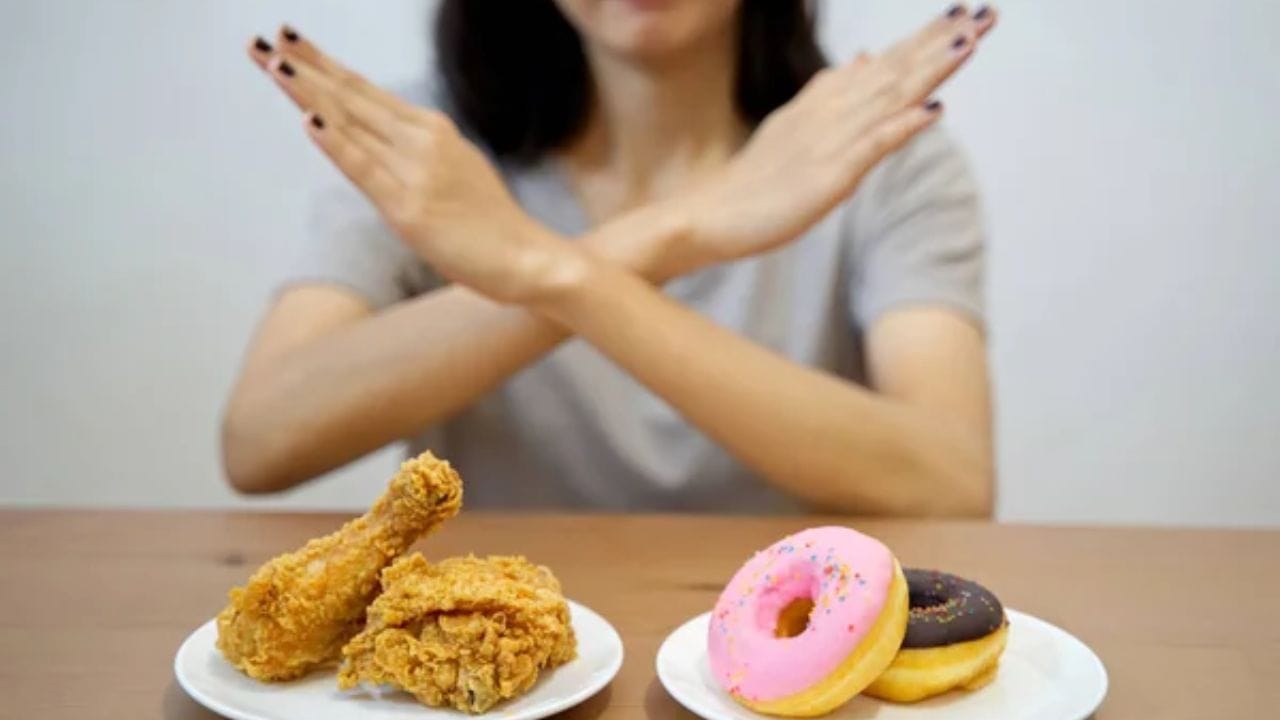 Foods To Avoid At Night: রাতে ভাল ঘুম চান? এড়িয়ে চলুন এই খাবার গুলি ...