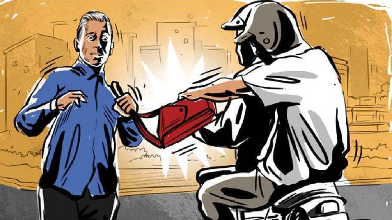 Money Heist : ৫০ হাজার টাকা নিয়ে বাইকে উঠতেই ব্যাগ ছিনিয়ে পালাল ২ ছিনতাইকারী, তারপর...