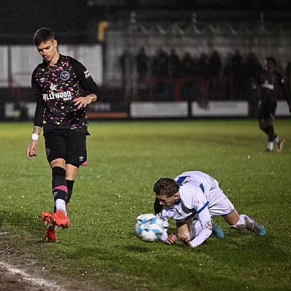 এরিথ অ্যান্ড বেলভেডেরের বিরুদ্ধে ব্রেন্টফোর্ড-বি এর ম্যাচের ৫৪ মিনিটের মাথায় পরিবর্ত হিসেবে নামেন বেকহ্যাম-পুত্র রোমিও। (ছবি-টুইটার)