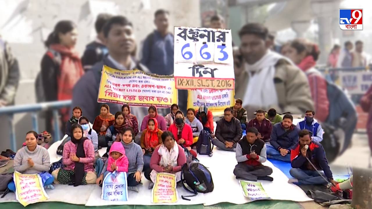 SSC: যুদ্ধজয়ের হাসি ৬৫ জনের মুখে, লড়াই এখনও জারি গান্ধীমূর্তিতে
