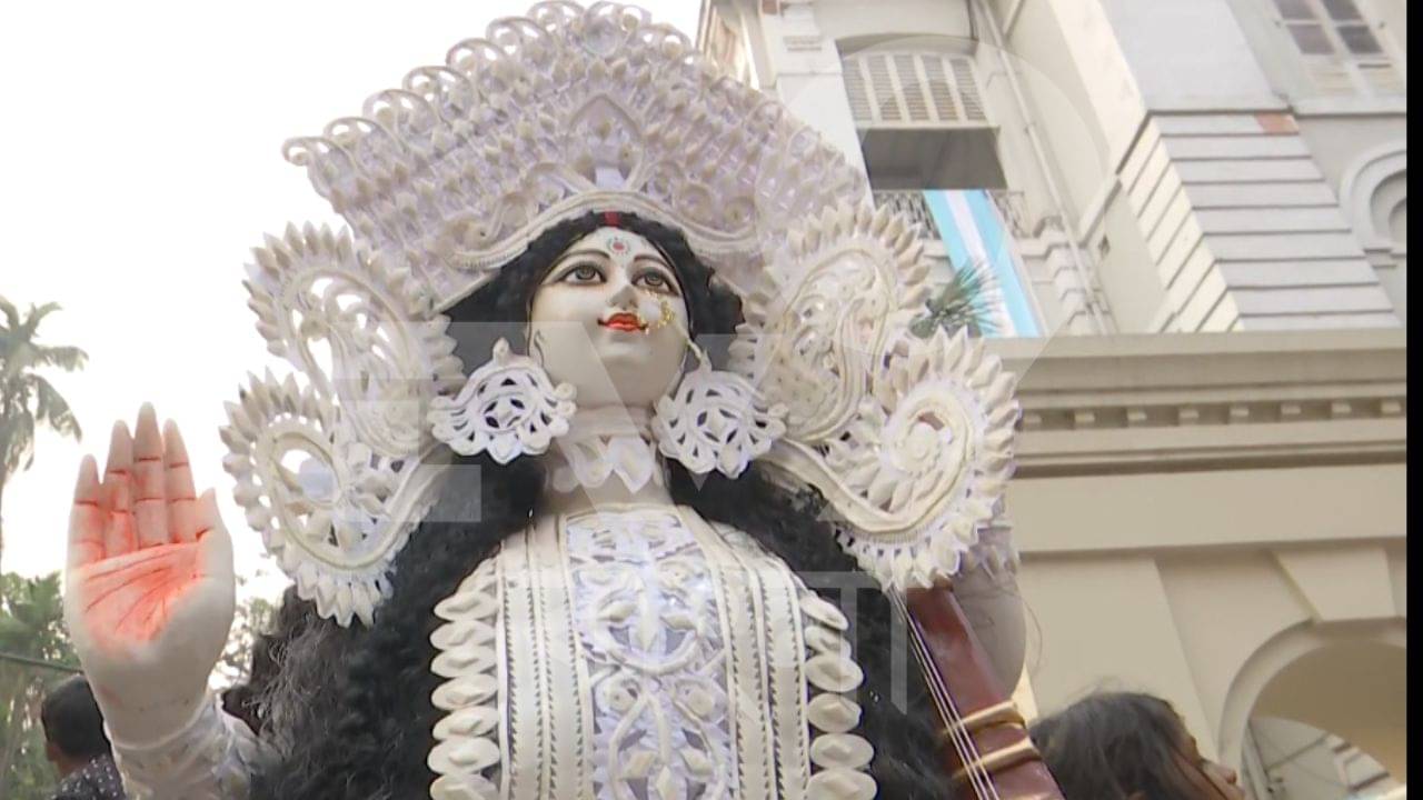 Saraswati Puja at Presidency: দীর্ঘ বিতর্কের পর প্রেসিডেন্সির গেটের বাইরে নামল সরস্বতীর মূর্তি