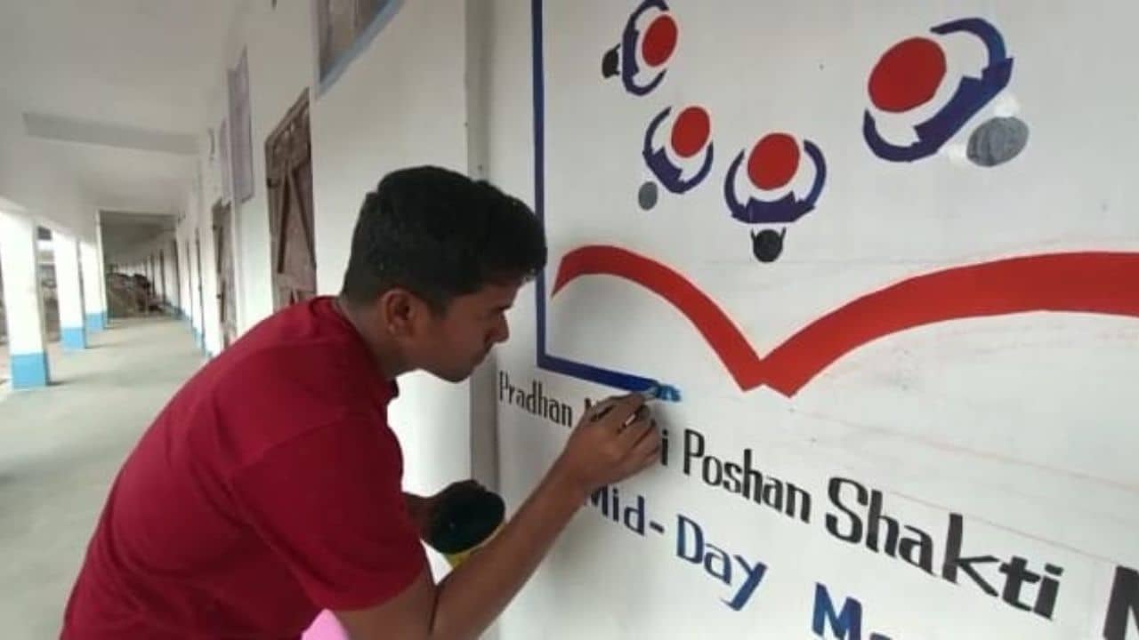 Mid day meal: রাত পেরলেই ঢুকছে কেন্দ্রীয় দল, তার আগে স্কুলগুলিকে ঝাঁ চকচকে করার কাজ শুরু