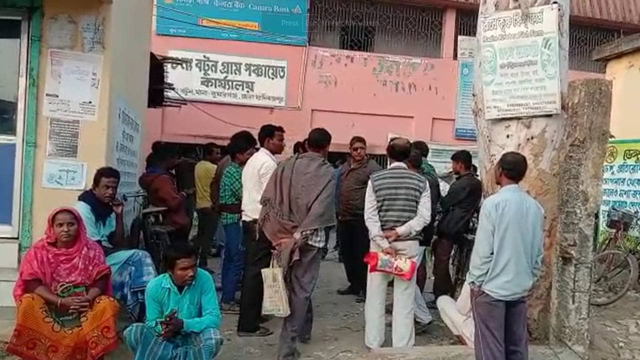 Awas Yojana : আবাস যোজনার ঘরের নামে লক্ষ লক্ষ টাকা ‘ঘুষ’ নেওয়ার অভিযোগ, মুচলেকা দিয়ে দোষ কবুল পঞ্চায়েত কর্মীর