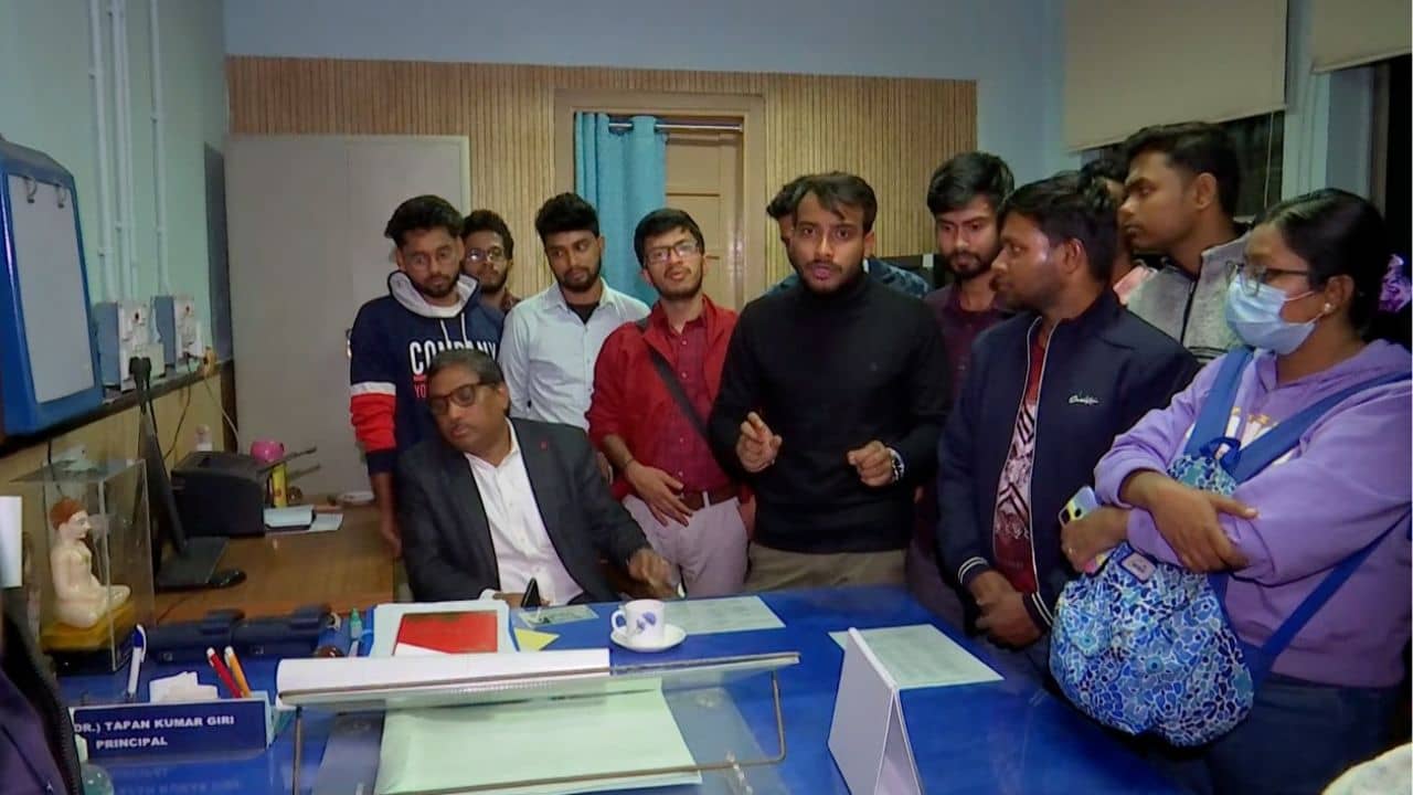 Student Bikhov: ছাত্র-বিক্ষোভে উত্তাল আর আহমেদ ডেন্টাল কলেজ, ঘেরাও অধ্যক্ষ