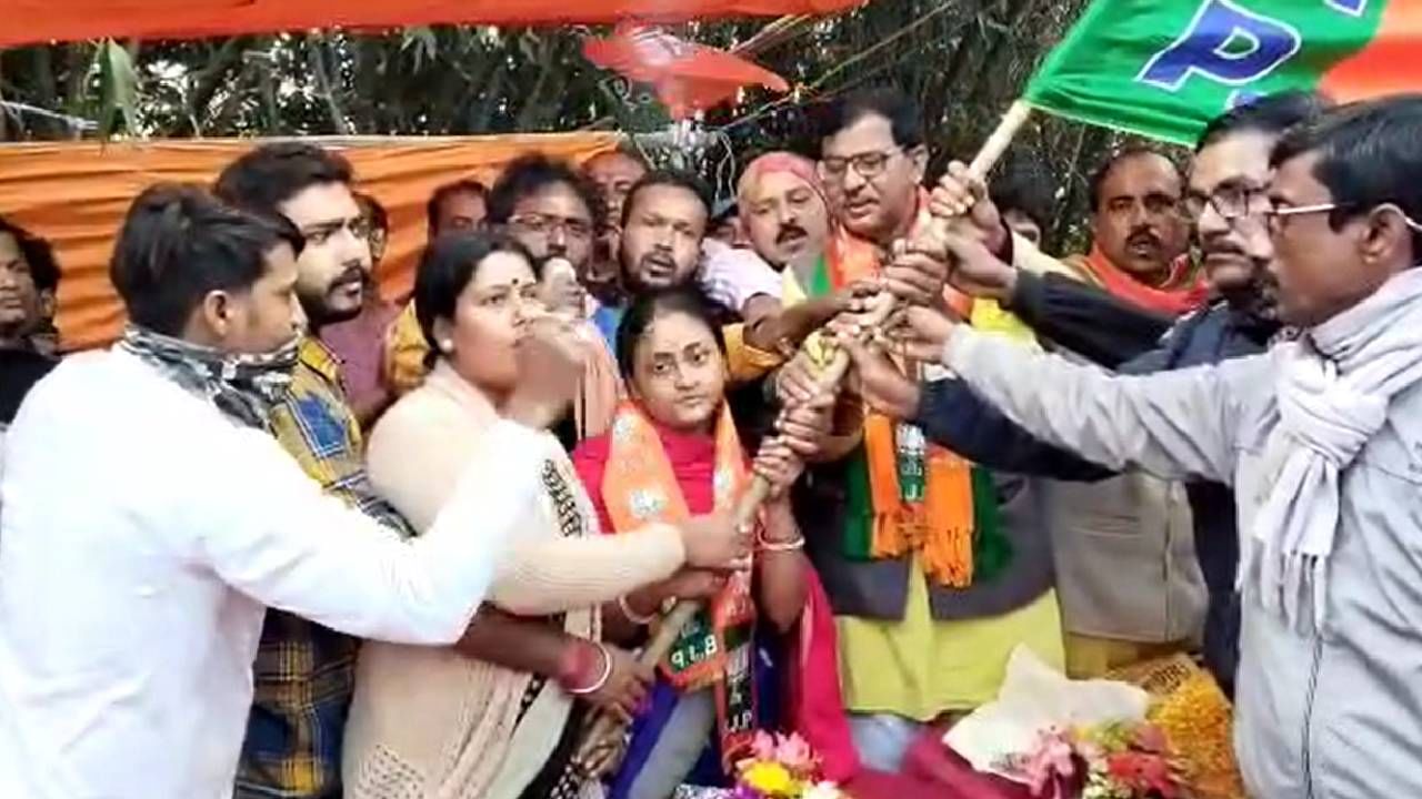 TMC Leader Joins BJP : ‘দলে থেকে কাজ করতে পারছি না’, পঞ্চায়েতের আগে ৪০০ কর্মী নিয়ে বিজেপিতে বাগদার তৃণমূল নেত্রী