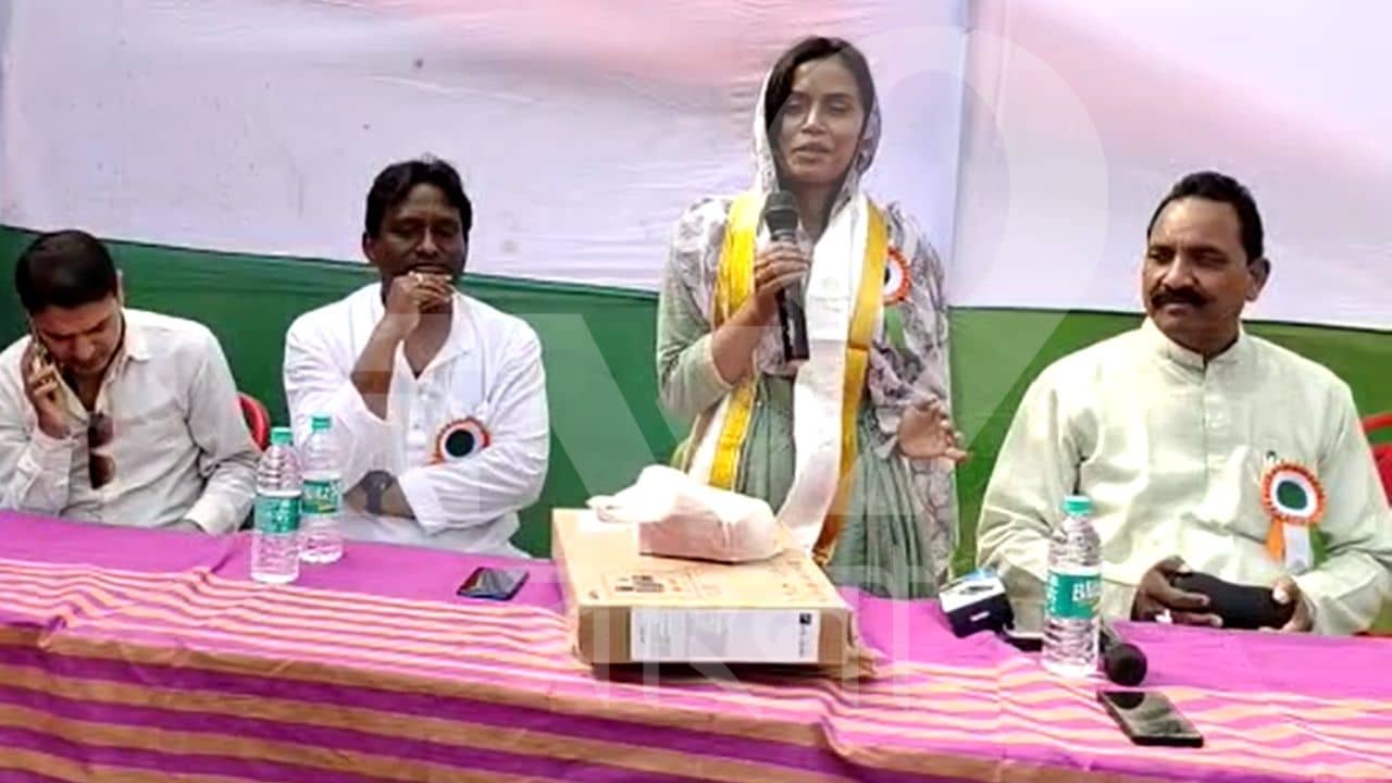 MLA Rahim Bakshi: ডাক্তারি পড়াই বন্ধ হতে বসেছিল পরিযায়ী শ্রমিকের মেয়ে পায়েলের, দায়িত্ব নিলেন দিদির দূত