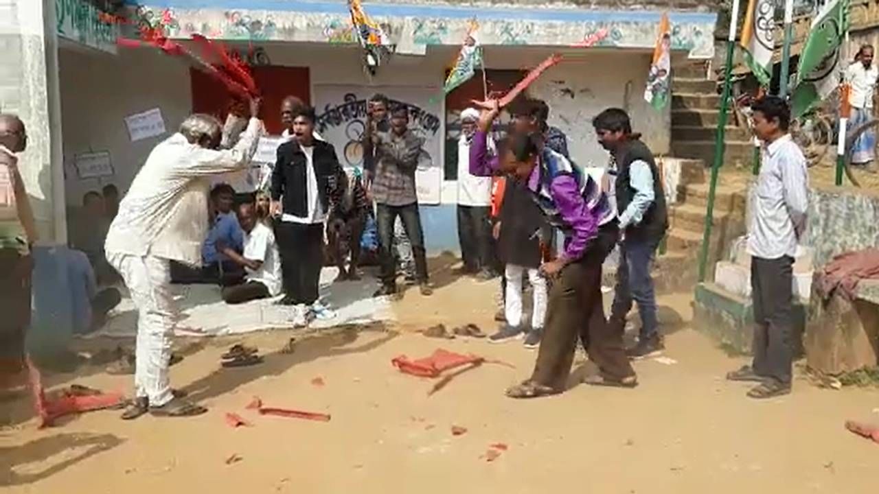 Bankura TMC : অঞ্চল সভাপতির বিরুদ্ধে আবাসে দুর্নীতির অভিযোগ, ক্ষোভে পার্টি অফিস ভাঙচুর, তালা দিল তৃণমূল কর্মীরা