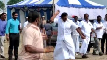 Tamil Nadu Minister: ভিডিয়ো: চেয়ার আনতে দেরি হওয়ায় নিজের কর্মীদের দিকেই পাথর ছুড়লেন মন্ত্রী
