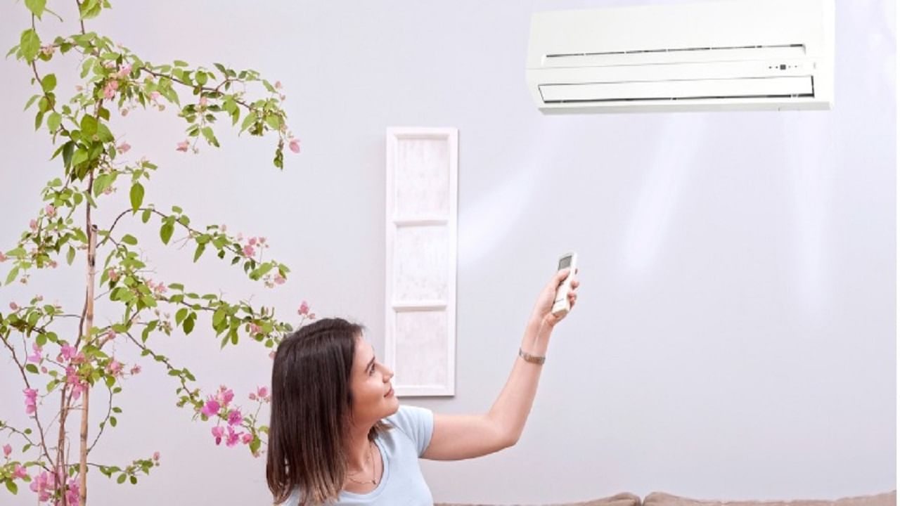 Daikin-এর এই 5 স্টার রেটিং প্রাপ্ত AC-তেও ব্যাঙ্ক অফ বরোদা ক্রেডিট কার্ডের মাধ্যমে ইএমআই লেনদেন করতে পারে। তাতে ছাড় পেয়ে যাবেন। আবার IDFC ফার্স্ট ক্রেডিট কার্ড ইএমআই লেনদেনে 3,000 টাকা পর্যন্ত ছাড় পেতে পারেন। এই মডেলটিও 2022 সালের।