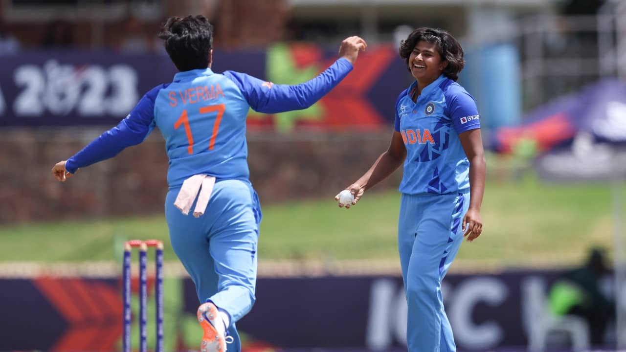 Titas Sadhu: বিশ্বকাপ ফাইনালে বঙ্গকন্যার পেস ও সুইংয়ের দাপট, কেঁপে গেল ইংল্যান্ড