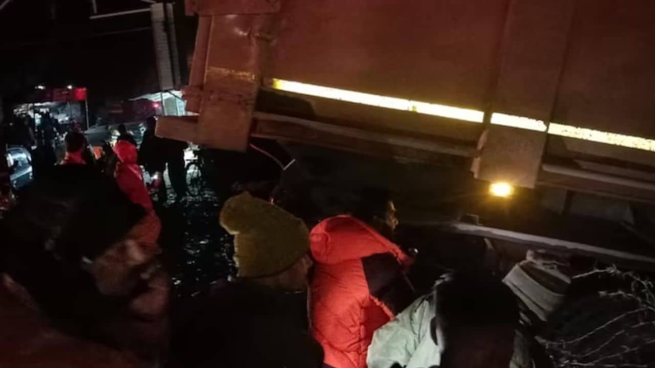 Hit and Run: গাড়িতে ধাক্কা মেরে ৬ পথচারীকে পিষে দিল ট্রাক, রক্তে ভেসে গেল হাইওয়ে