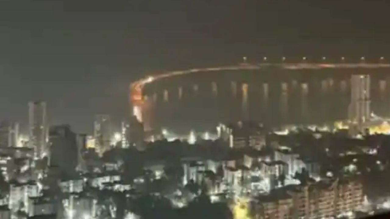 অঙ্কুর জানিয়েছিলেন শাহিদের পছন্দ বড় জায়গা। এত বড় ফ্ল্যাটটি যে আপনি অনায়াসে লুকোচুরি খেলতে পারেন। রয়েছে বড় বড় আলমারিও। 