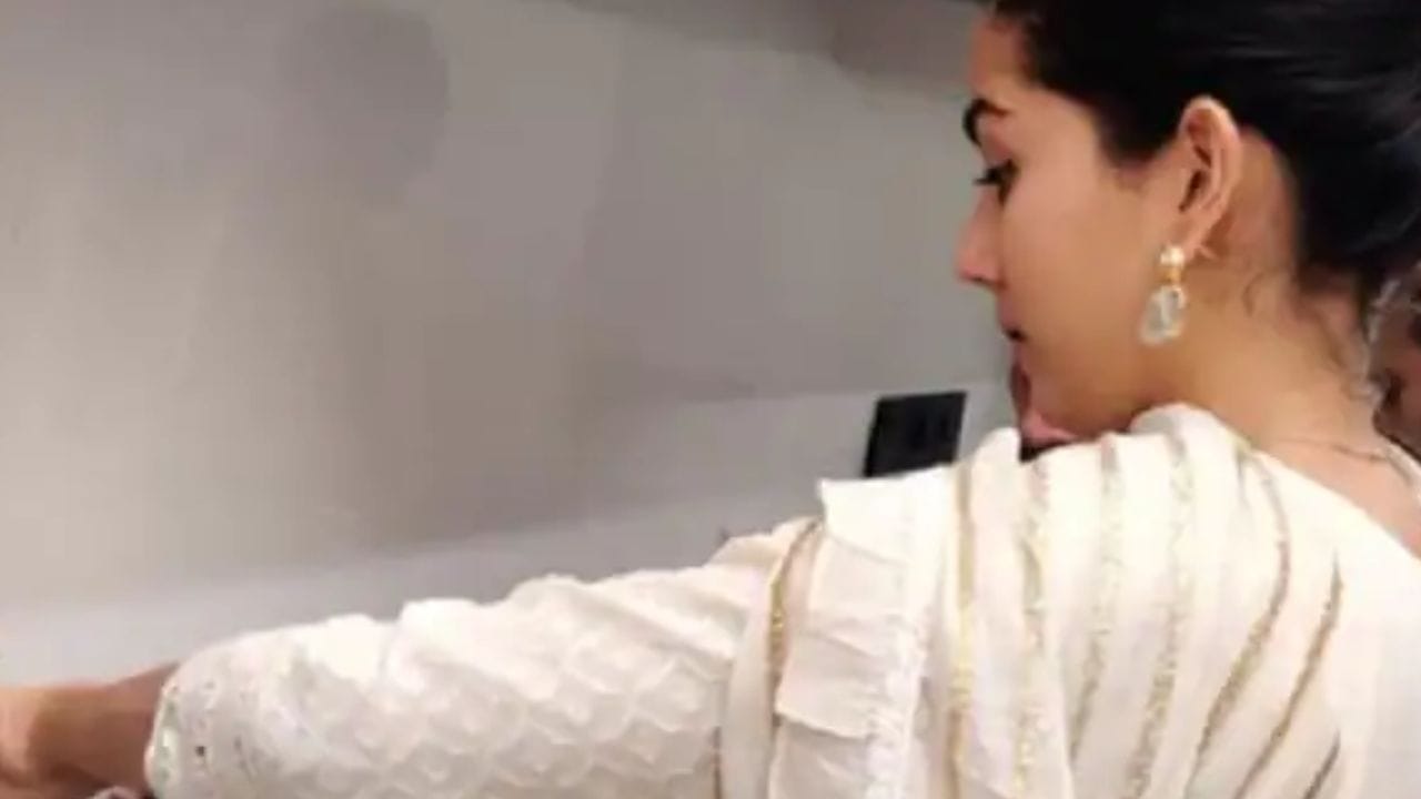 মীরা রাজপুত শেয়ার করেছিলেন রান্নাঘরের ছবি। তাও দেখতে বড়ই সুন্দর। মীরা রান্না করতে ভালবাসেন। শেয়ার করেন নিজের হাতে রান্না করা খাবারের ছবি। 