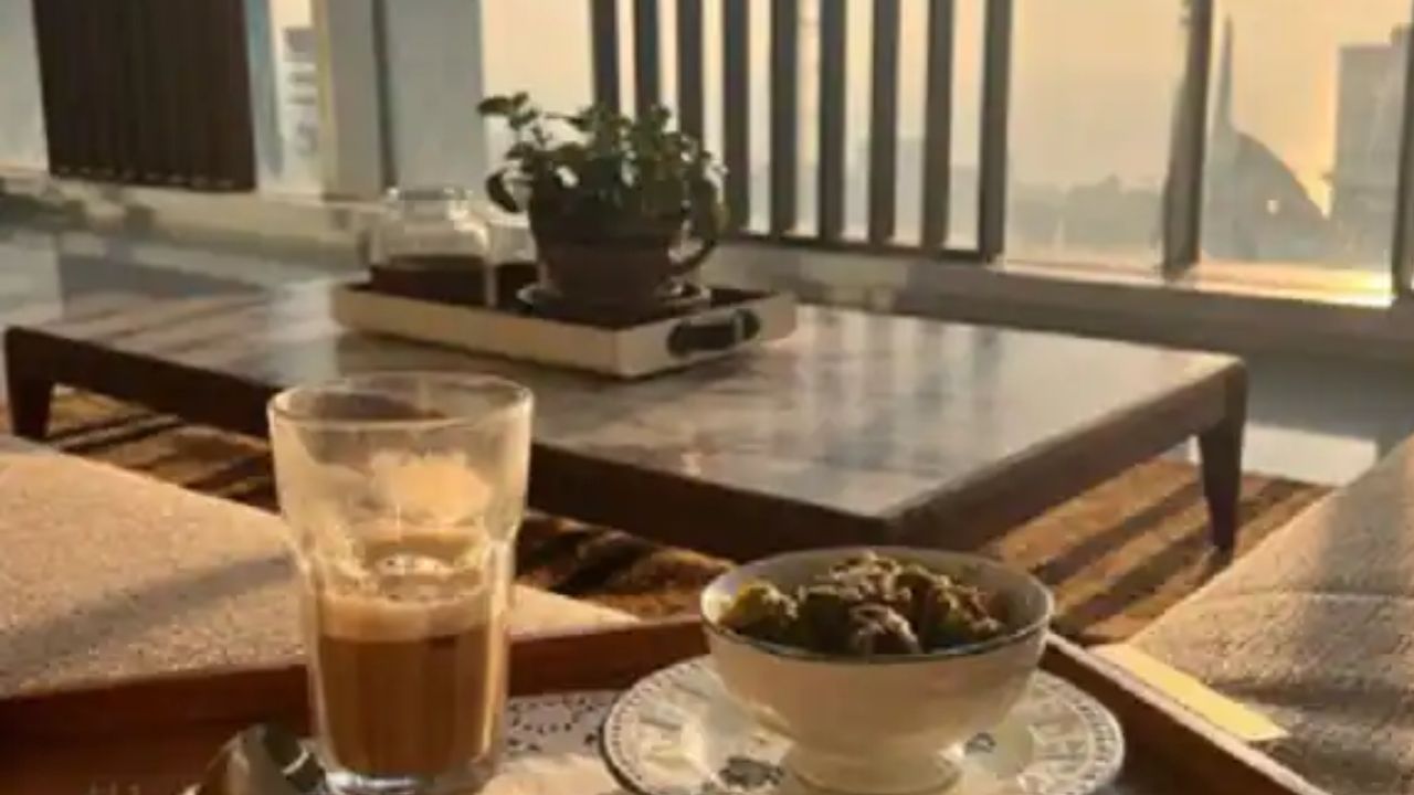 মুম্বইয়ের বান্দ্রা ওরলি অঞ্চলে অবস্থিত এই বিলাসবহুল ফ্ল্যাট। কফি খেতে খেতে সূর্যোদয় ও সমুদ্রের পাড়ে সূর্যাস্ত দেখার জন্য বেড়াতে যেতে হয় না তাঁদের। দেখতে পারেন আরামকেদারায় গা এলিয়েই তাও আবার বাড়ির। 