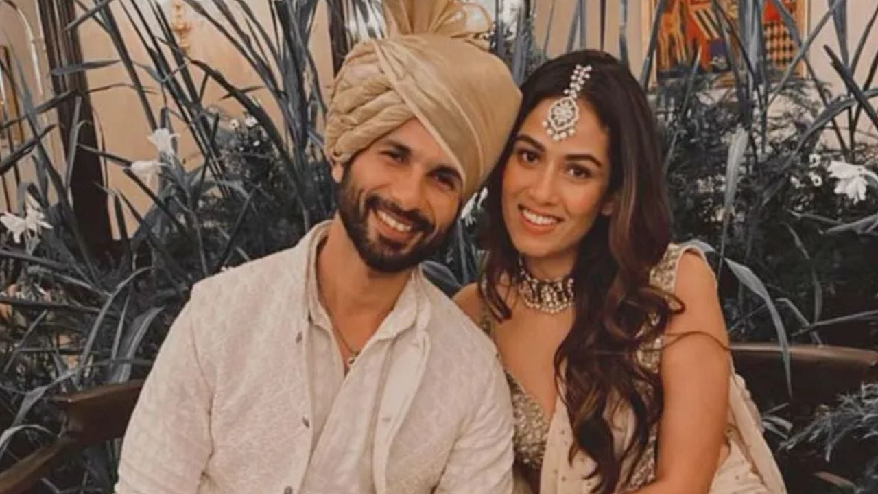 নতুন ফ্ল্যাট কিনেছেন বলিউড অভিনেতা শাহীদ কাপুর ও তাঁর স্ত্রী মীরা রাজপুত। ফ্ল্যাটের দাম ৫৮ কোটি টাকা। গত বছরের শেষের দিকে ওই ফ্ল্যাটে চলে আসেন শাহিদ-মীরা। কেমন দেখতে সেই ফ্ল্যাট? 