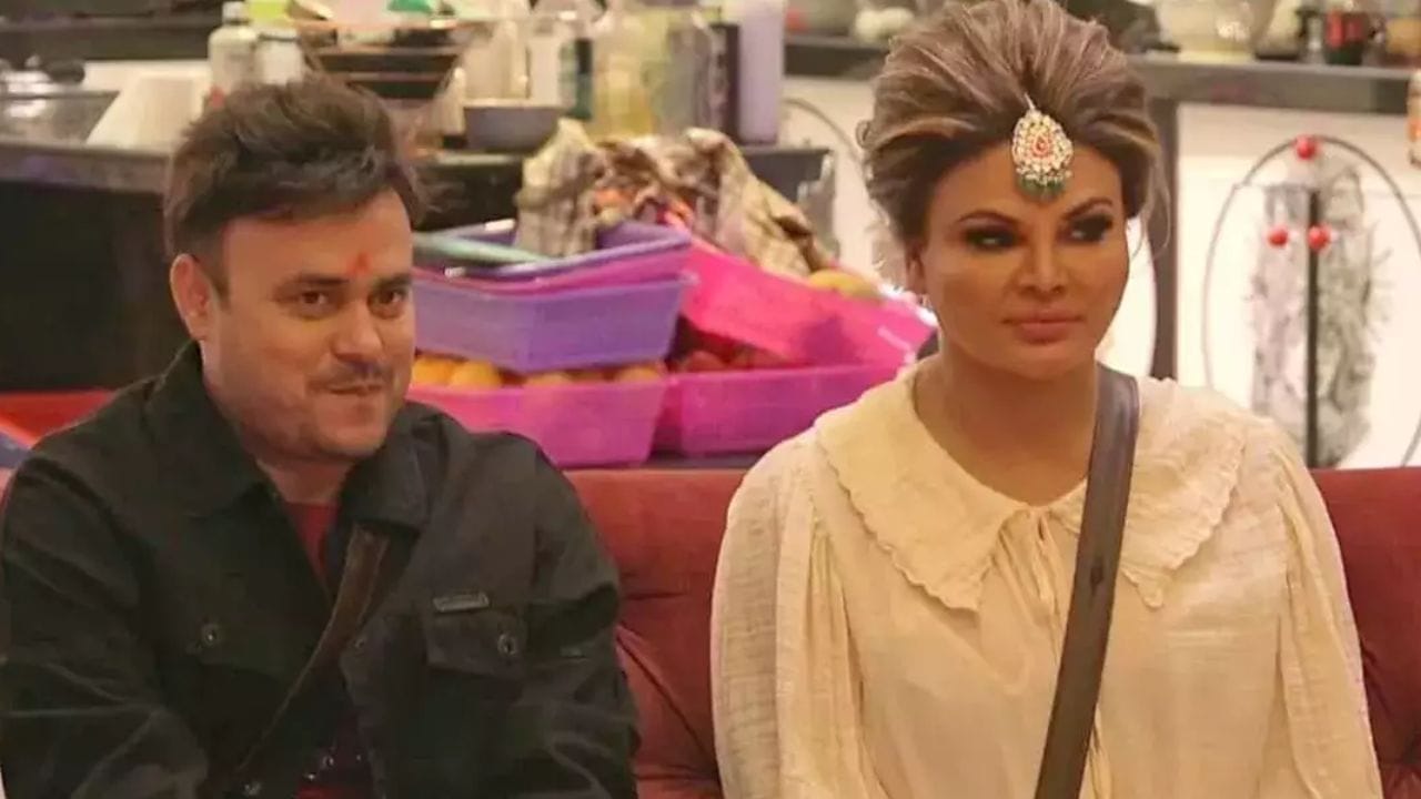 সলমন খানের শো বিগবসে রীতেশকে স্বামী হিসেবে সকলের সঙ্গে আলাপ করিয়ে দিয়েছিলেন রাখী সাওয়ান্ত। তিবে বিগবস শেষ হতেই রাখী ঘোষণা করেন রীতেশ ও তিনি আলাদা থাকছেন। 