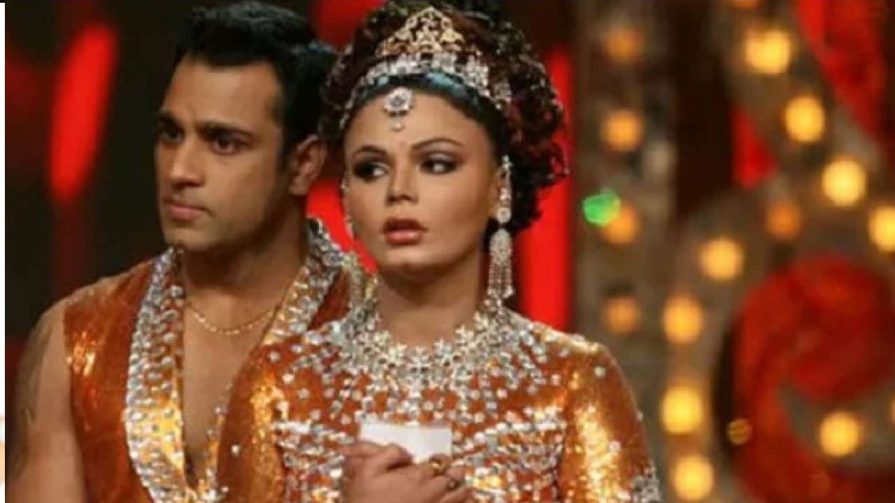 অভিষেক অবস্তীর সঙ্গেও সম্পর্কে ছিলেন রাখী। এমনকি এক সঙ্গে এক নাচের রিয়ালিটিও শো-য়েও একসঙ্গে জুটি হিসেবে পারফর্ম করেছিলেন তাঁরা। যদিও পরে তাঁদের বিচ্ছেদ হয়। 