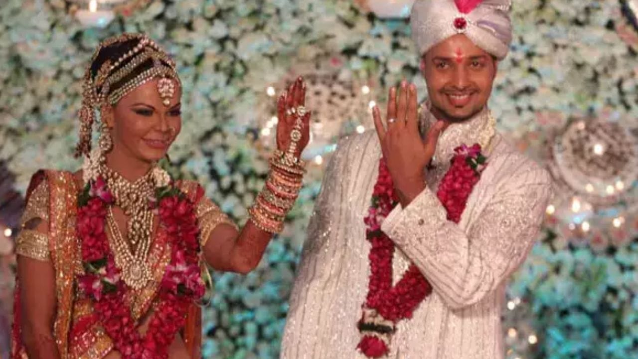 বেশ কিছু বছর আগে অনুষ্ঠিত হয়েছিল রাখীর সয়ম্বর। সেখান থেকে তিনি জীবনসঙ্গী রূপে বেছে নিয়েছিলেন ইলেশ পারুজনওয়ালাকে। বাগদান পর্যন্ত ব্যাপারটি এগলেও তাঁদের বিয়ে হয়নি। ভেঙে গিয়েছিল সম্পর্ক। 