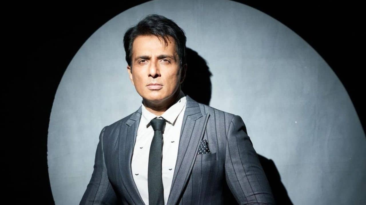 Sonu Sood: বন্ধ হয়ে গিয়েছিল হৃদযন্ত্র, বিমানবন্দরে সহযাত্রীর প্রাণ বাঁচিয়ে আবারও শিরোনামে সোনু সুদ