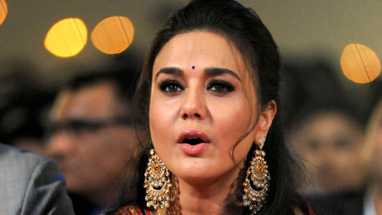 তাঁর আরও দাবি ছিল, ভিডিয়োয় ওই তরুণীর চুলও তাঁর চেয়ে অনেকটাই ছোট। প্রীতির কথায়, "দূর থেকে ওই মহিলাকে খানিক আমার মতো লাগলেও আমি তা মোটেও ছিলাম না। এই ঘটনা নিয়ে অত্যধিক আগ্রহ বন্ধ হোক।" 