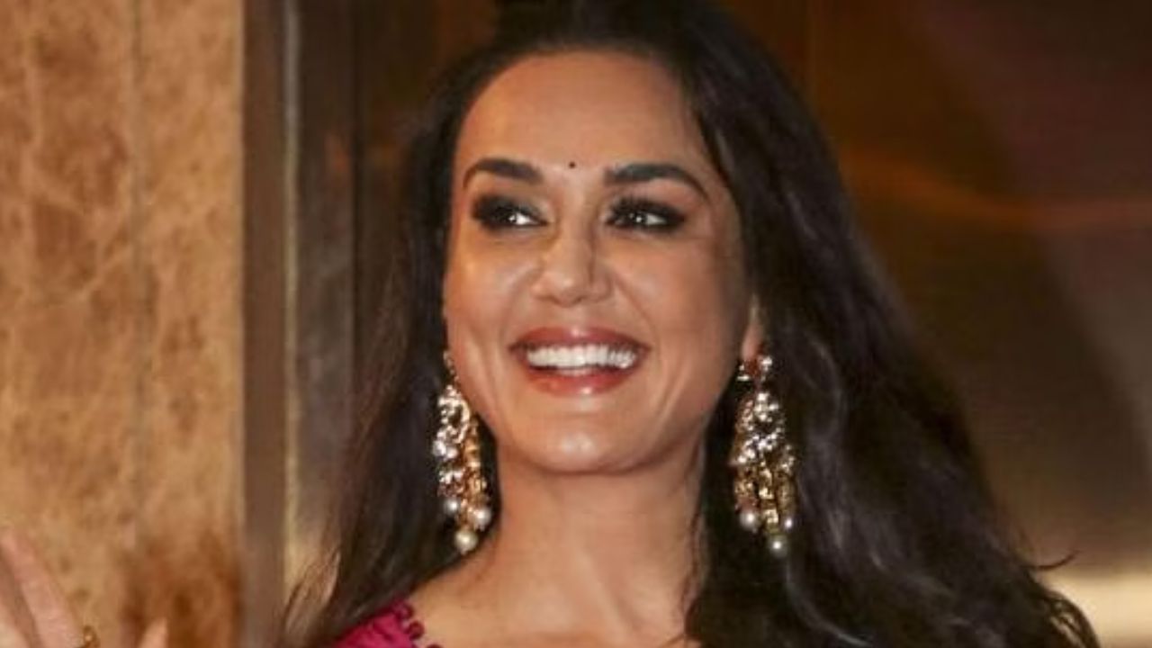 যদিও আগ্রহ বন্ধ হয়নি। আজও ওই ভিডিয়ো নিয়ে চলে বিস্তর আলোচনা। অনেকে আজও মনে করেন, ভাইরাল হওয়া ভিডিয়োর ওই নারী আদপে প্রীতি জিন্টা। 