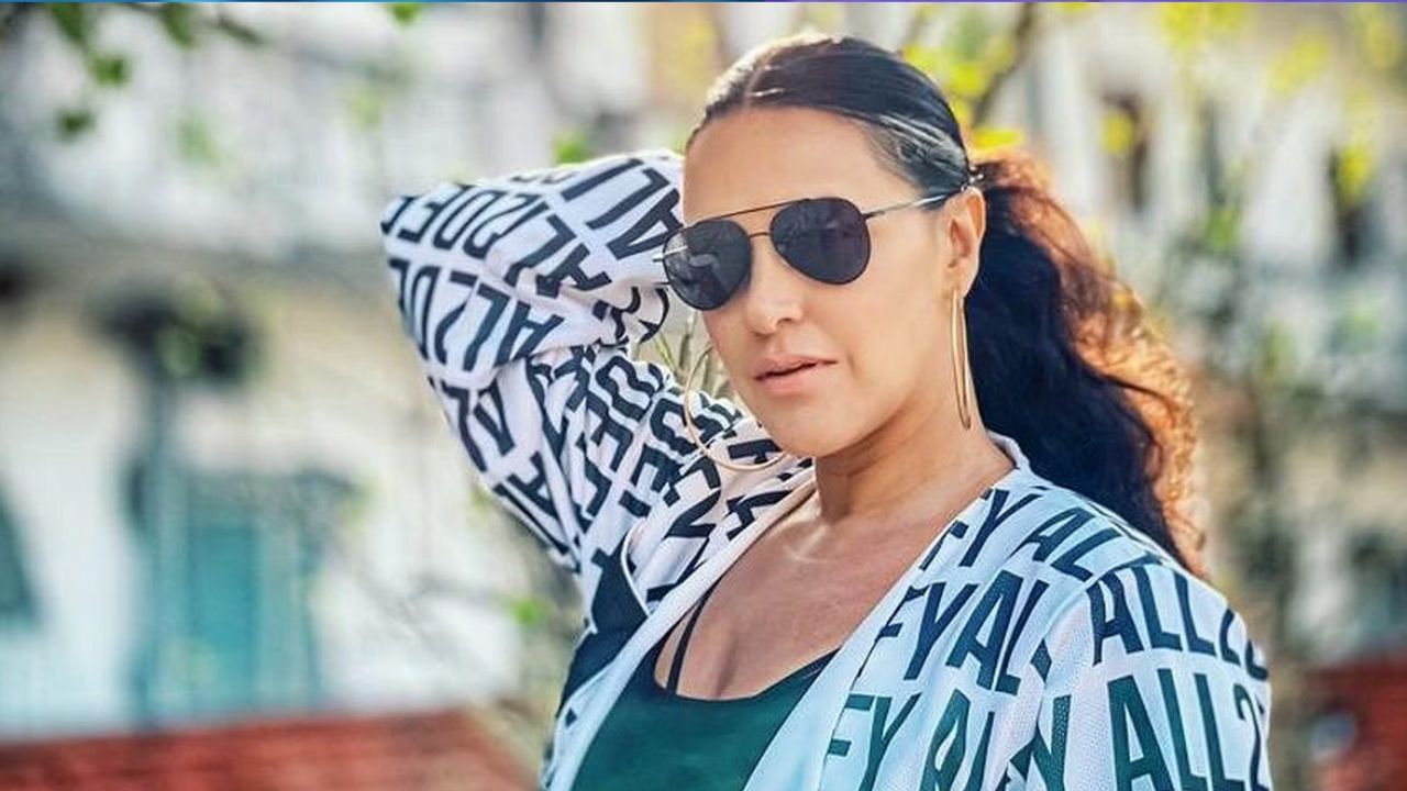 সেই পোস্ট দেখেই নেহা ফিরলেন তাঁর পুরোনো স্মৃতিতে। লিখলেন, ২০ বছর আগে আমি ঠিকই ছিলাম। এটা একজন অভিনেতার কেরিয়ার নয়, বরং রাজার রাজত্ব। যা ঘিরে চর্চা তুঙ্গে। 