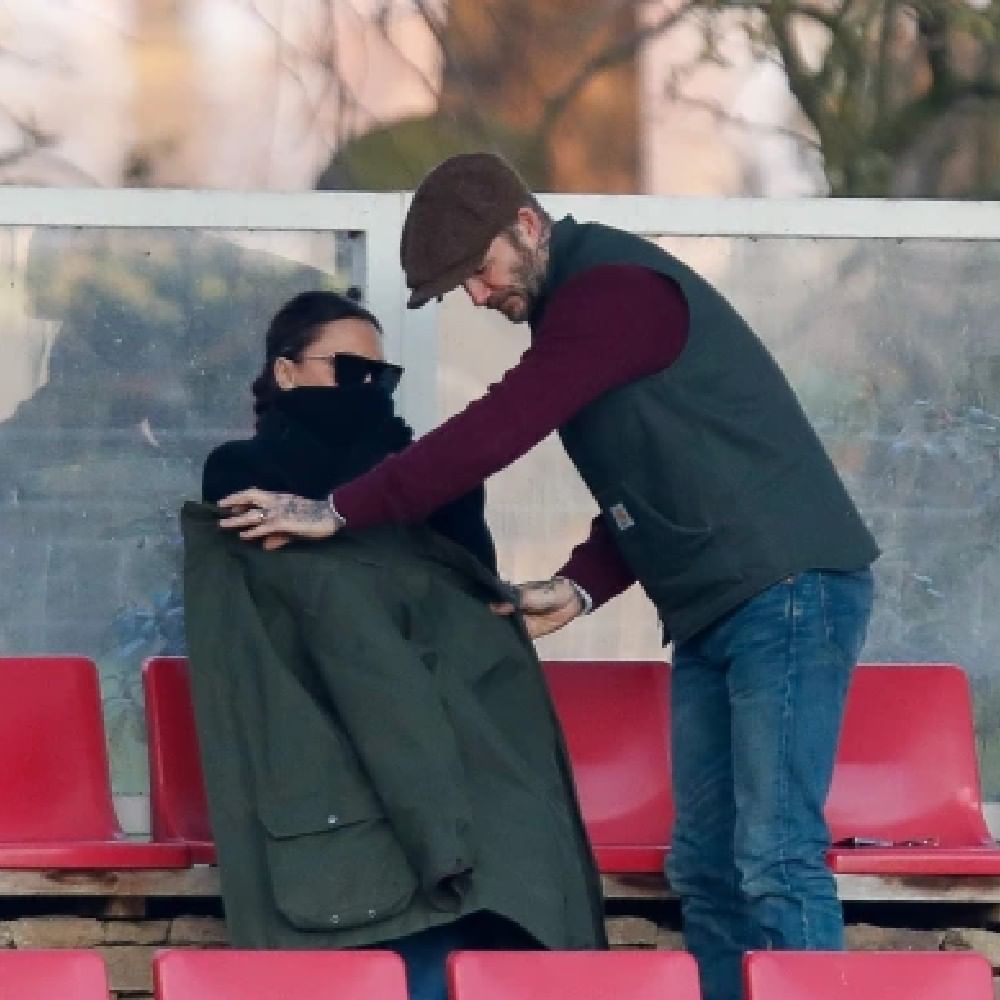 Seeing this, Beckham took his jacket off his wife, who was shivering with cold.  This scene touched the hearts of netizens.  (Photo-Twitter)