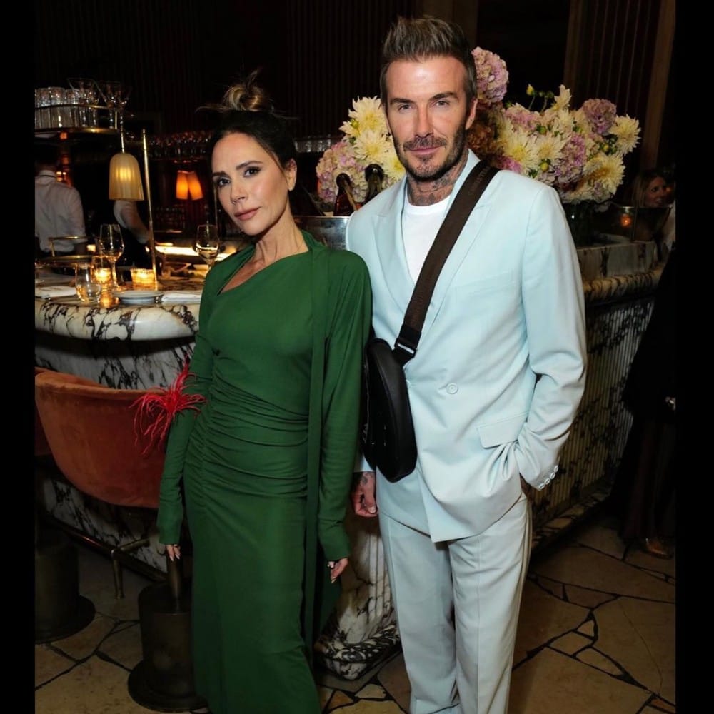 সেন্ট জর্জ পার্কে রোমিও বেকহ্যাম ব্রেন্টফোর্ড বি দলের হয়ে হাডার্সফিল্ড টাউনের বিরুদ্ধে একটি ফ্রেন্ডলি ম্যাচে খেলতে নেমেছিলেন। সেই ম্যাচেই রোমিওকে সমর্থন করার জন্য হাজির ছিলেন রোমিওর বাবা-মা। (ছবি-টুইটার)
