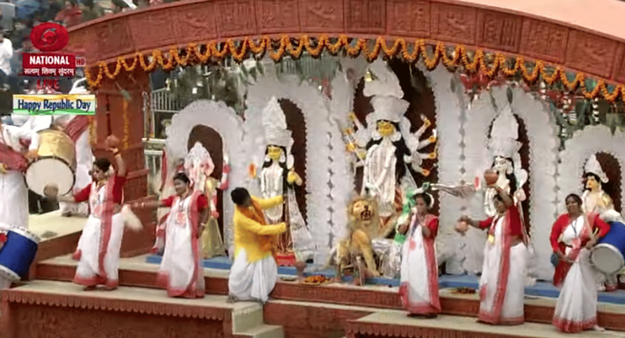 West Bengal Tableau: দুর্গাপুজো থিমের ট্যাবলোতে বাংলার ঐতিহ্যের শোভা, কর্তব্যপথে উঠল মহিলা ঢাকির বোল