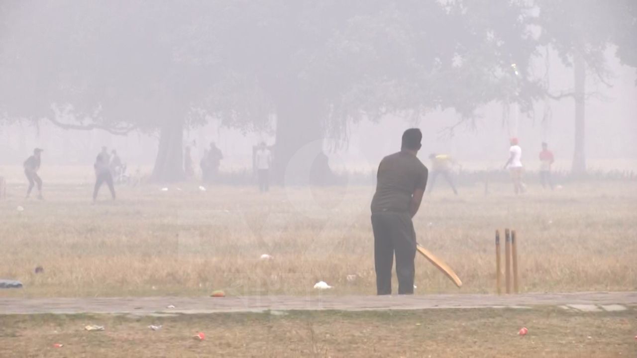 তবে পৌষ সংক্রান্তি কাটতে কাটতে এই পশ্চিমী ঝঞ্ঝার প্রভাবও কমে যাবে রাজ্য থেকে। ফলে আবার বাড়তে শীত। যদিও কতটা পারাপতন হবে, তা এখন থেকেই স্পষ্ট জানা যাচ্ছে না।
