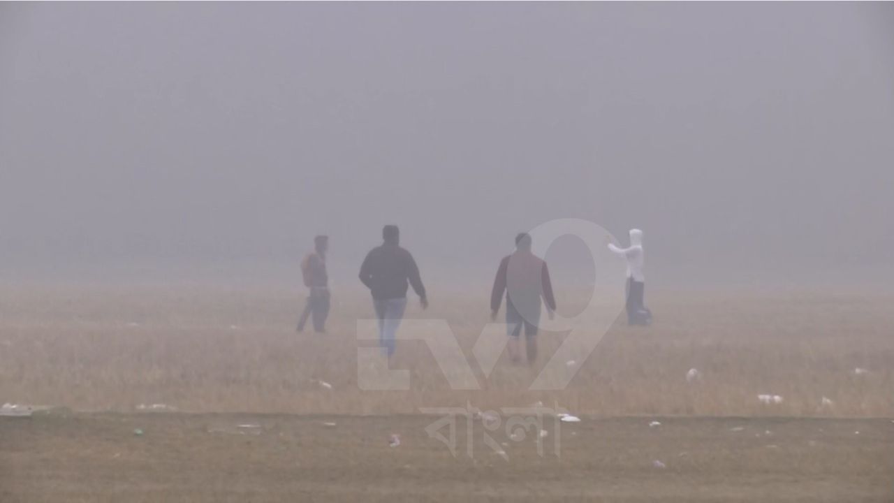 আবহাওয়াবিদরা জানাচ্ছেন, হঠাৎ করে এই তাপমাত্রা বেড়ে যাওয়ার কারণ জোড়া পশ্চিমী ঝঞ্ঝা। পশ্চিমী ঝঞ্ঝা যখন প্রবেশ করে, তখন স্বাভাবিক নিয়মেই উত্তুরে হাওয়ার দাপট কিছুটা থমকে যায়। এক্ষেত্রেও সেই একই কারণ বাড়ছে রাজ্যের তাপমাত্রা।
