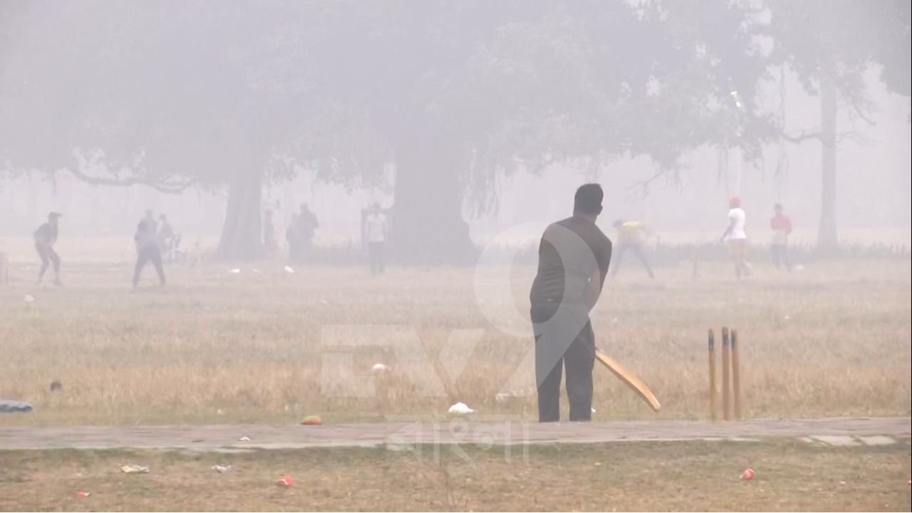 আবহাওয়া দফতর সূত্রে জানানো হয়েছে আগামী ২৪ ঘণ্টা আকাশ মূলত পরিষ্কারই থাকবে। বৃষ্টিপাতের কোনও সম্ভাবনা নেই। তবে রবিবারের তুলনায় সামান্য বেড়েছে তাপমাত্রার পারদ।