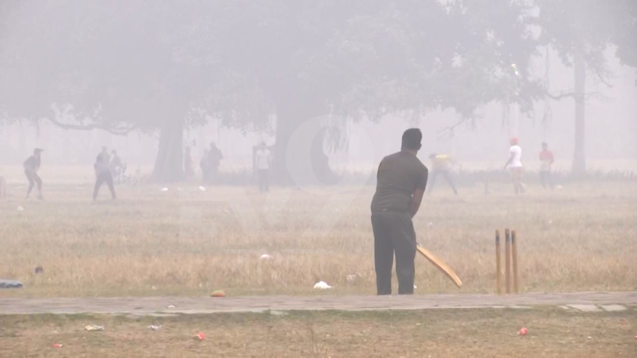 শীতের দাপট এখন বেশ ভালই বোঝা যাচ্ছে কলকাতা ও শহরতলিতে। রাত বাড়লেই হাড় কাপানো শীত। আগামী কয়েকদিনে রাতের তাপমাত্রা আরও কমবে বলে জানাচ্ছে আলিপুর আবহাওয়া দফতর।