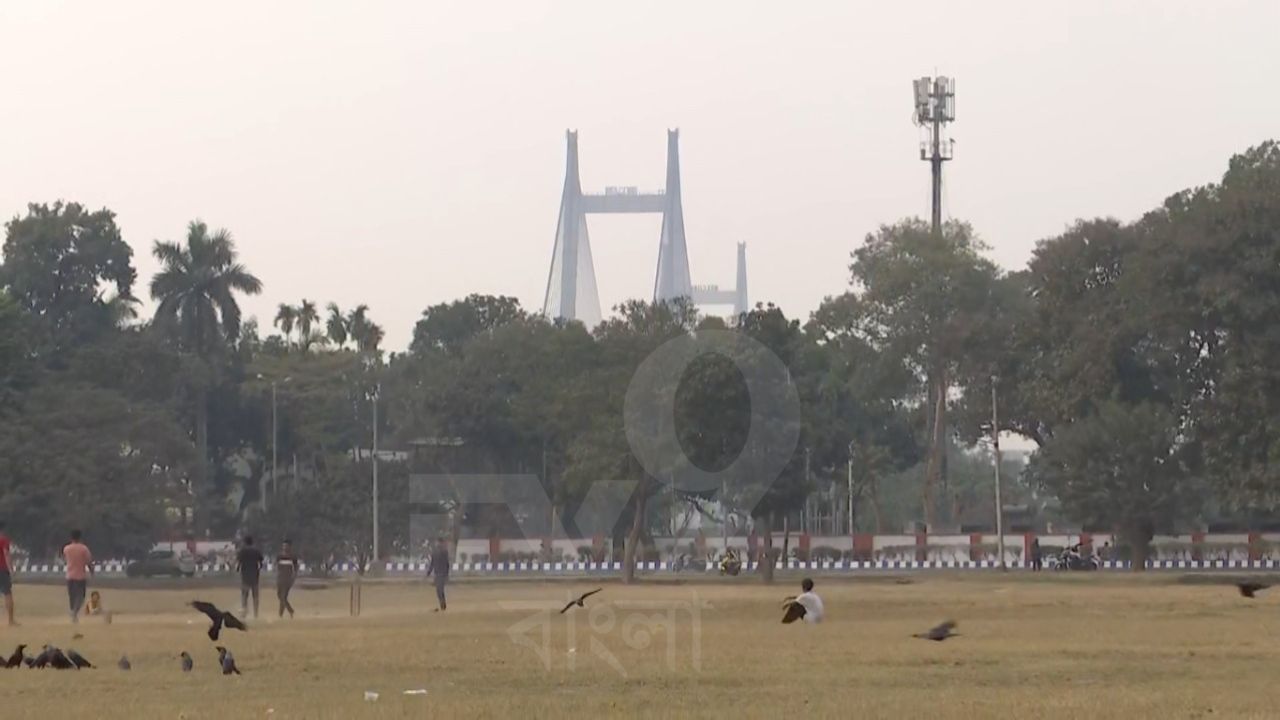 আগামী তিন দিনে দক্ষিণবঙ্গের জেলাগুলির ক্ষেত্রে রাতের তাপমাত্রা আরও কিছুটা কমবে। প্রায় ২-৪ ডিগ্রি সেলসিয়াস কমবে রাতের তাপমাত্রা। যদিও দিনের বেলা তাপমাত্রার খুব একটা হেরফের হবে না আগামী তিন দিন।
