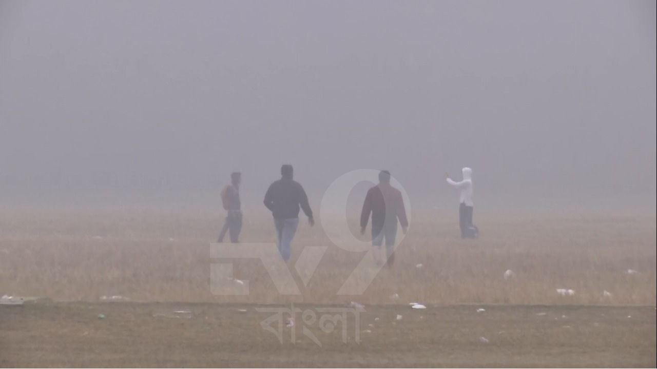 আগামী দুই-তিন দিনে উত্তরবঙ্গের জেলাগুলির ক্ষেত্রে সকালের দিকে কুয়াশার চাদর দেখা যাবে। ফলে দূরপাল্লার ট্রেনগুলি খানিক দেরিতে চলার সম্ভাবনা থাকছে।
