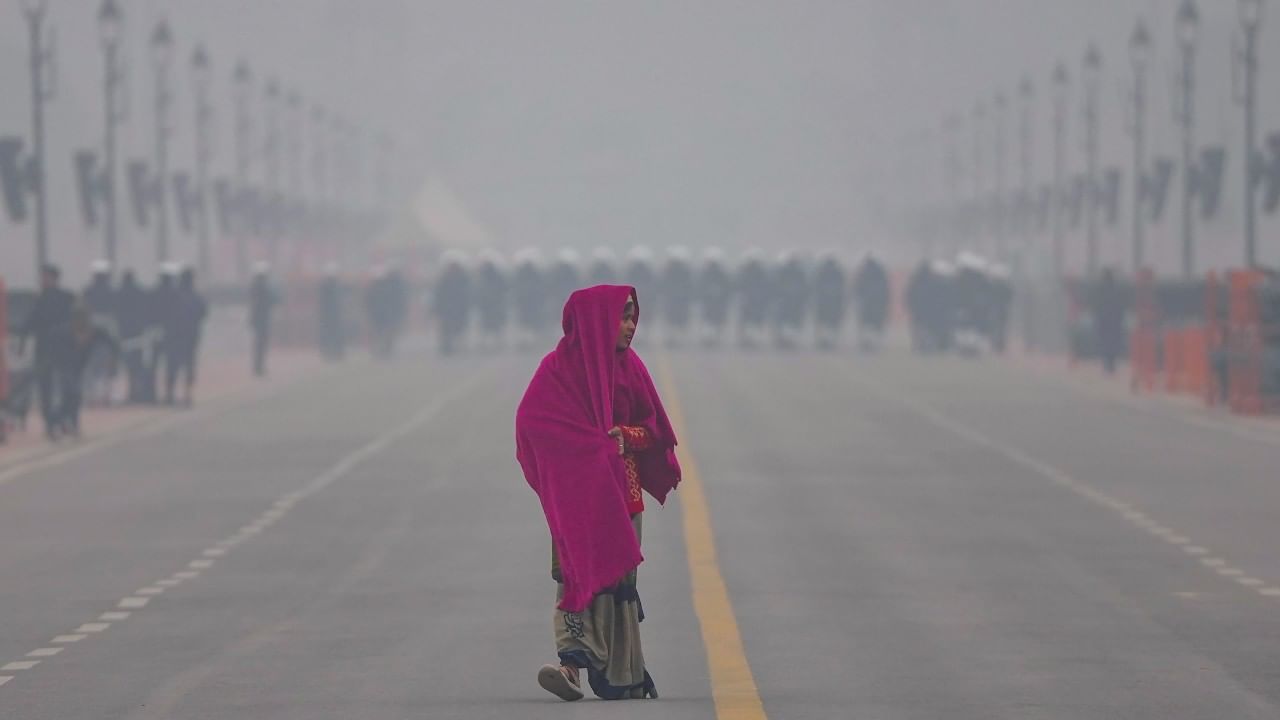 কুয়াশার চাদর সরিয়ে উত্তরে বাতাস ঢুকছে বঙ্গে। ফলে মরশুমের প্রথম দিকে শীতকাল উপভোগ করতে না পারলেও বঙ্গবাসীরা এখন লেপের তলায়,চাদরের আড়ালো তাড়িয়ে তাড়িয়ে শীতের মজা নিচ্ছেন। কারণ শনিবারও কনকনে ঠান্ডা জারি রয়েছে পশ্চিমবঙ্গে। এই দিকে বঙ্গে যখন ঠান্ডা হাওয়ার আগমন তখন শীতে কাঁপছেন দিল্লিবাসী। রাজধানীতে চরম শৈত্যপ্রবাহ এই মরশুমে নতুন রেকর্ড পার করল। (ছবি সৌজন্যে: PTI)