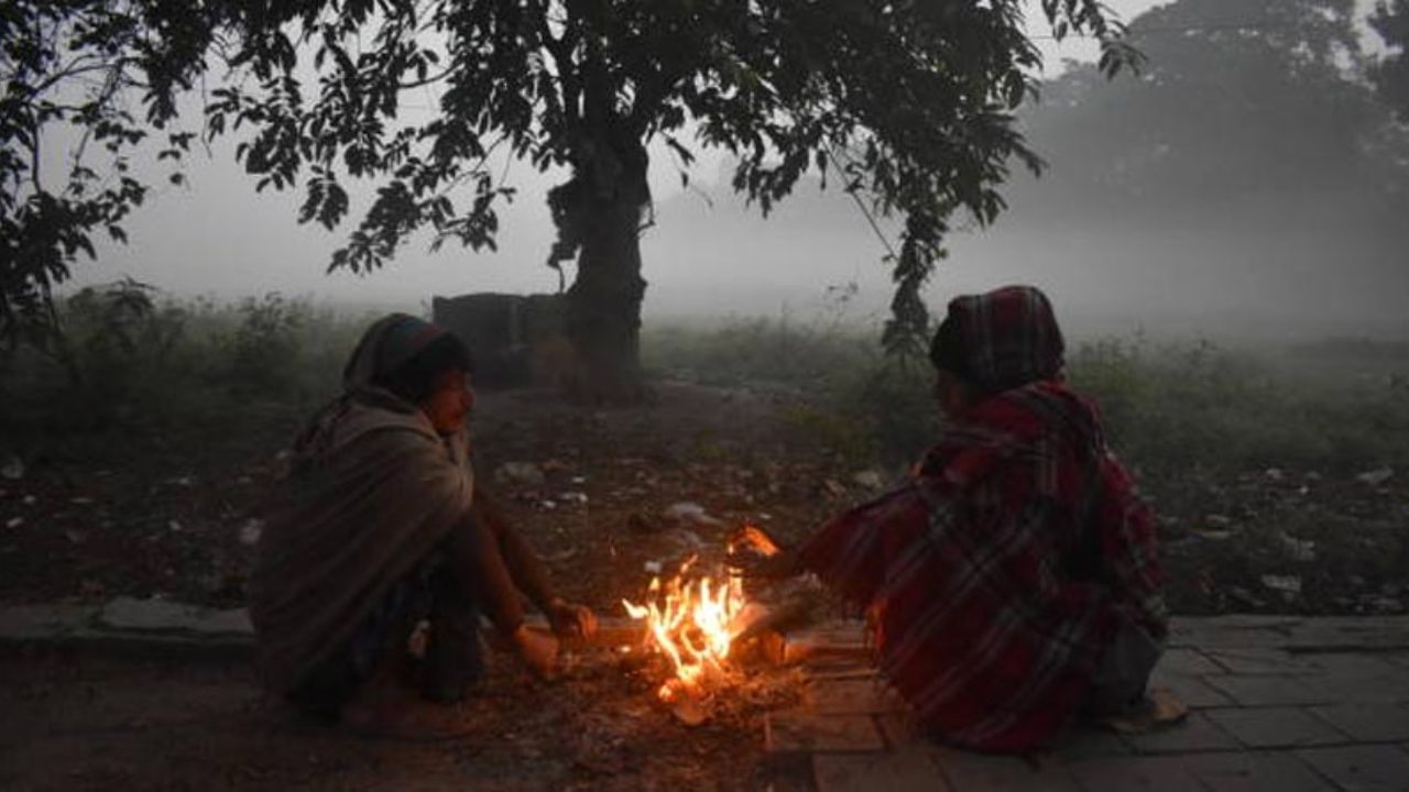 রাতের দিকে তাপমাত্রা কমবে। আগামী কয়েক দিনে যাকে শীত পড়ার পূর্বাভাস আলিপুর আবহাওয়া দফতরের। বৃহস্পতিবার ছিল কলকাতার শীতলতম দিন। রাত যত বেড়েছে, তাপমাত্রা ততই কমেছে। 