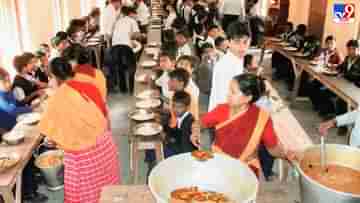 Mid Day Meal: আর শুধু ডিম-সোয়াবিন নয়, মিড-ডে মিলে পড়ুয়াদের পাতে এবার চিকেন-ফলও