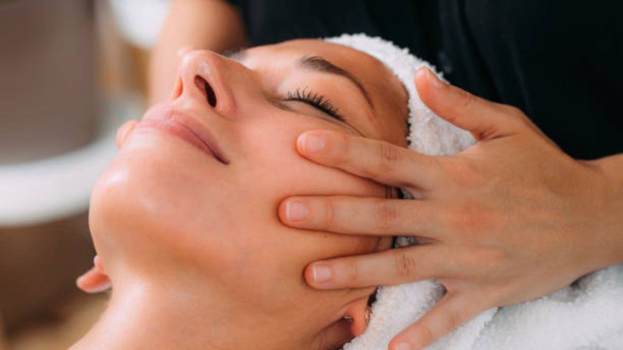 Facial Tips: উজ্জ্বল ত্বক পেতে ঘন ঘন পার্লারে যান? কত দিন অন্তর ফেসিয়াল করানো উচিত, জেনে নিন...