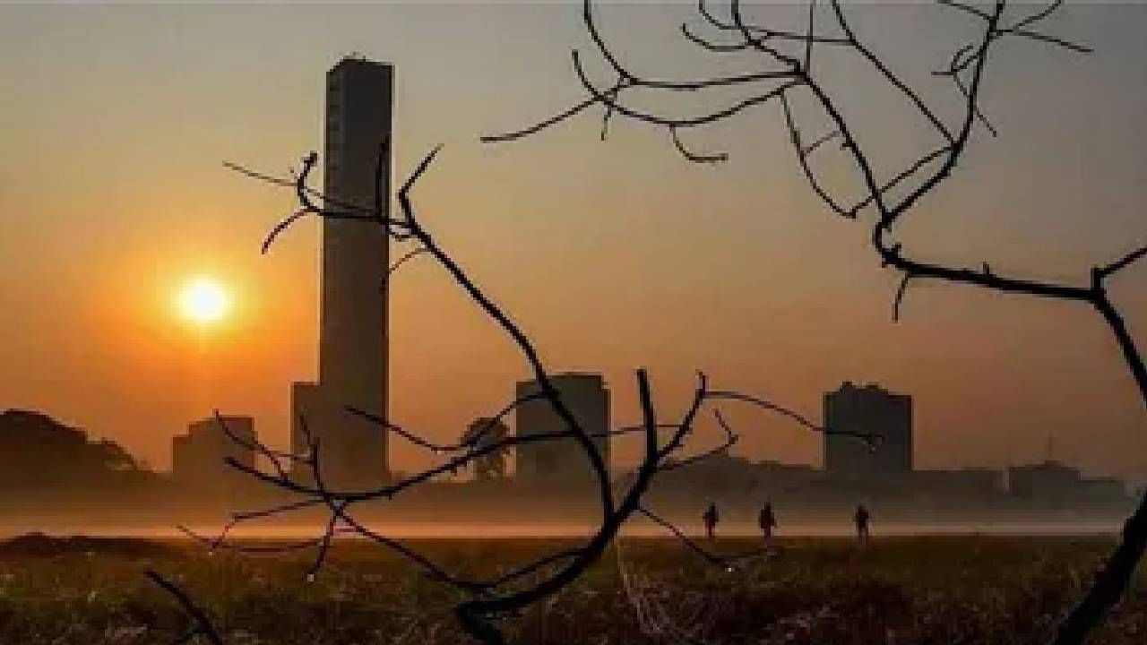 রেকর্ড পারাপতন দেখতে পাওয়া গিয়েছে কোচবিহারের পুন্ডিবাড়িতে। শনিবার এখানের পারাপতন হারিয়ে দিয়েছিল শৈল্য শহর দার্জিলিংকেও। কারণ পুন্ডিবাড়ির সর্বনিম্ন তাপমাত্রা ছিল ৫.১ ডিগ্রি সেলসিয়াস। সেখানে দার্জিলিংয়ের তাপমাত্রা ছিল ৭ ডিগ্রির আশেপাশে। 